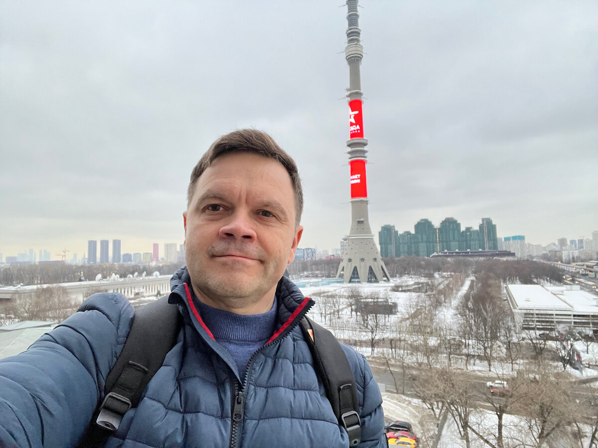 Это я - Сергей Вишняков, стою на крыше одного из объектов с видом на Останкинскую башню и Достижение (совсем вдали)