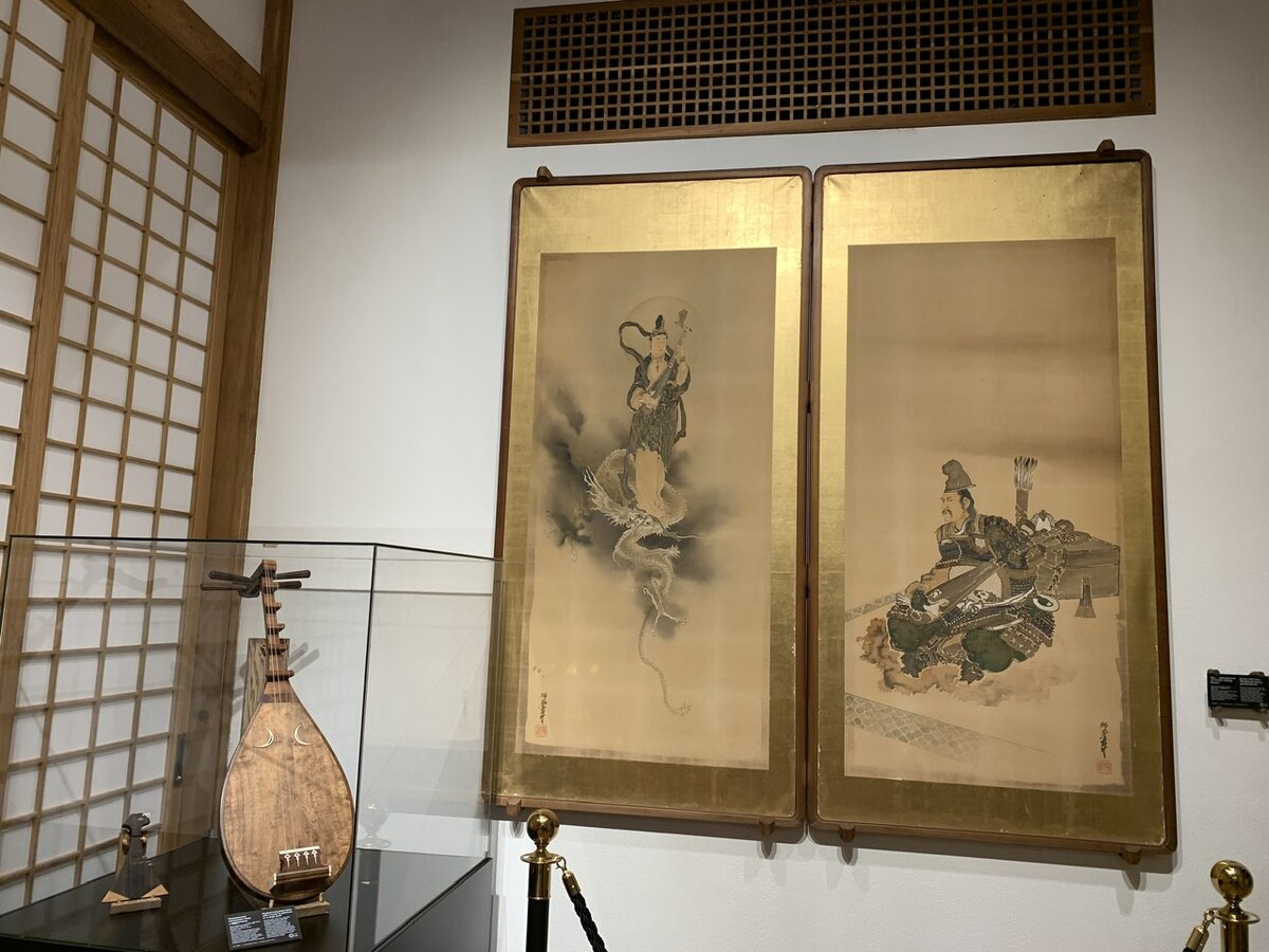 Красивые панно и музыкальный инструмент