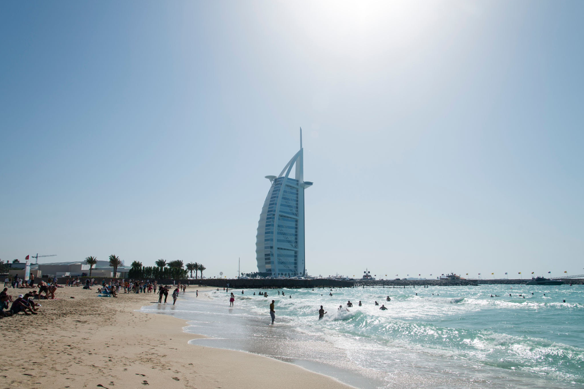 Пляж Джумейра (Jumeirah Beach) в Дубае, фото с сайта t2.gstatic.com