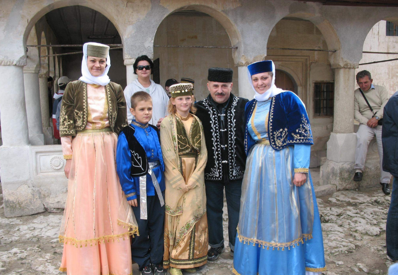 1 из самых малочисленных народов крыма. Хыдырлез байрам. Народы крыма. Национальный костюм караимов в крыму. 1 из самых малочисленных народов крыма.