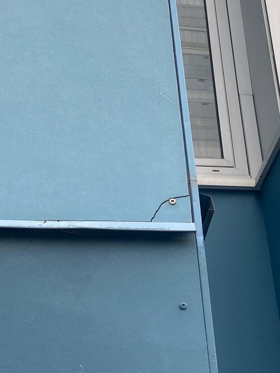 Монтаж на саморезы ведет к разрушению углов