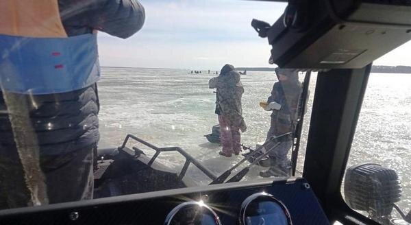     Рыбаков под Юрьевцем пришлось эвакуировать на аэролодке