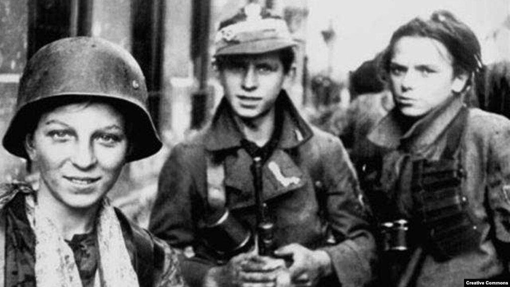 ы Варшавском восстании 1944 года  фашисты вырезали до 200 000 повстанцев, в основном, это были мирные жители, женщины и подростки    (фото участников восстания с сайта svoboda.org)