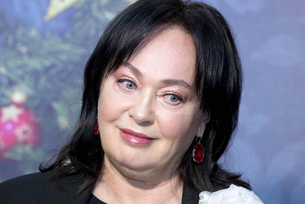     «Мою ножку будешь целовать только ты»: Лариса Гузеева в инвалидном кресле улетела в Ессентуки с актером