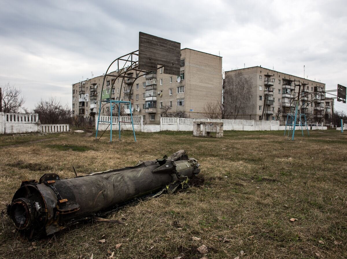    Останки сгоревшей ракеты во дворе жилого дома, пострадавшего в результате пожара на военных складах боеприпасов в Харьковской области© РИА Новости / Стрингер