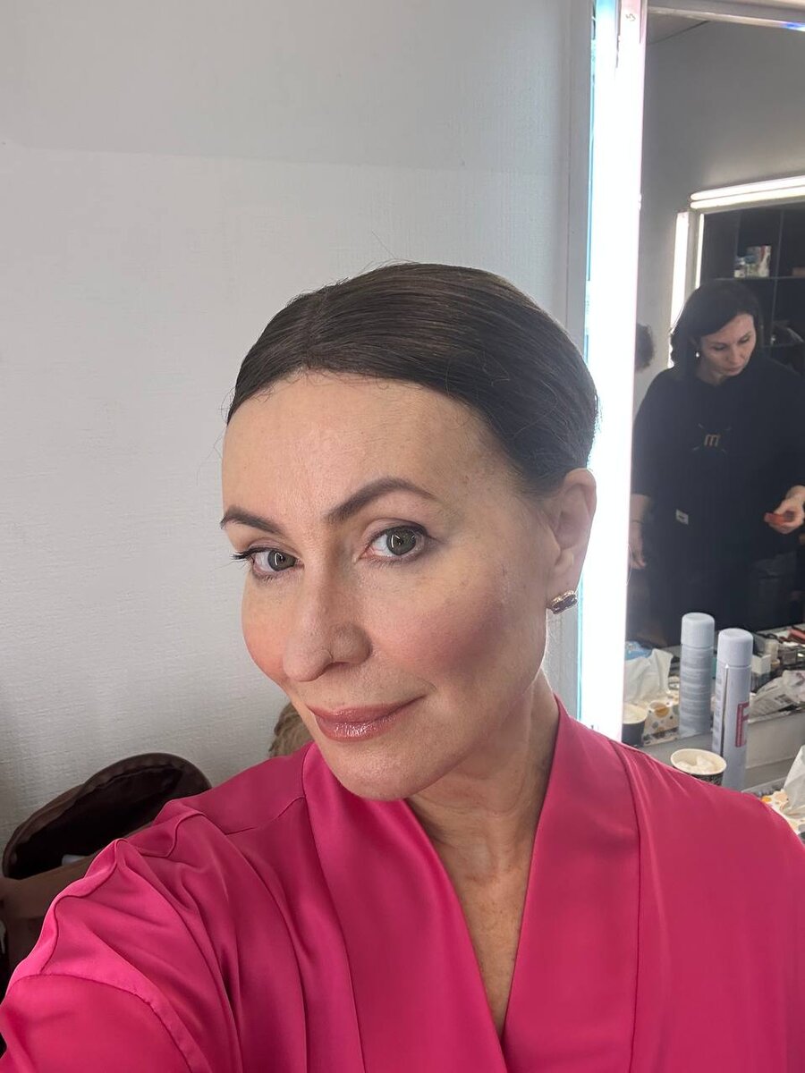 Даже без гаданий можно догадаться, что Нонна Валентиновна на этом фотов образе Бузовой.