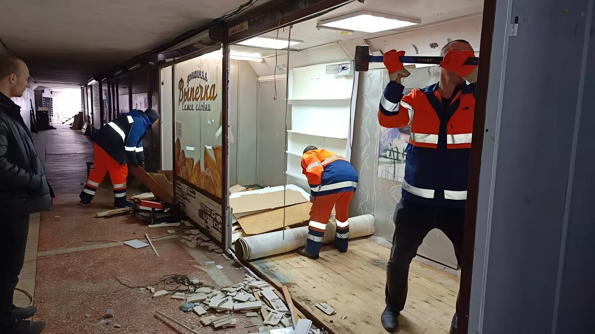     В Ростове демонтировали ларьки в подземном переходе на Университетском, сообщили городские власти.