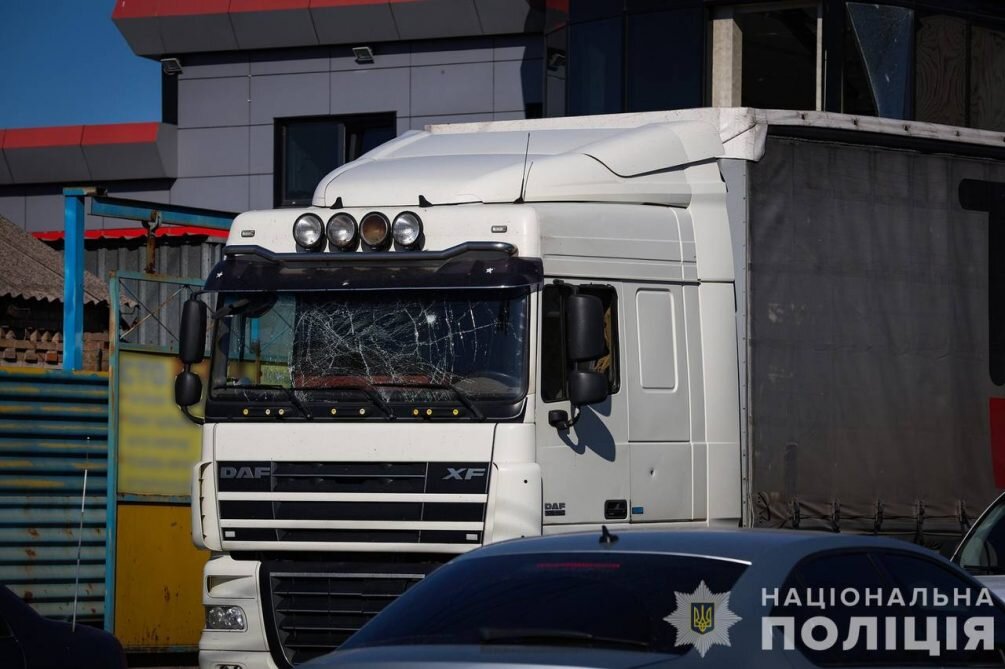    Судя по кадрам, опубликованным Украиной, прилёт пришёлся в промзону.