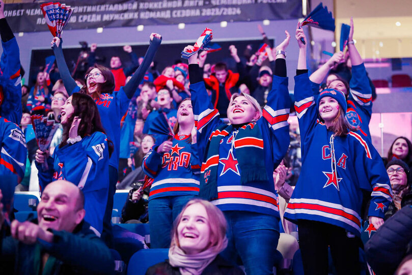     Фирменный или синий свитер — обязательный элемент одежды фаната СКА. Фото: ska.ru/fansector