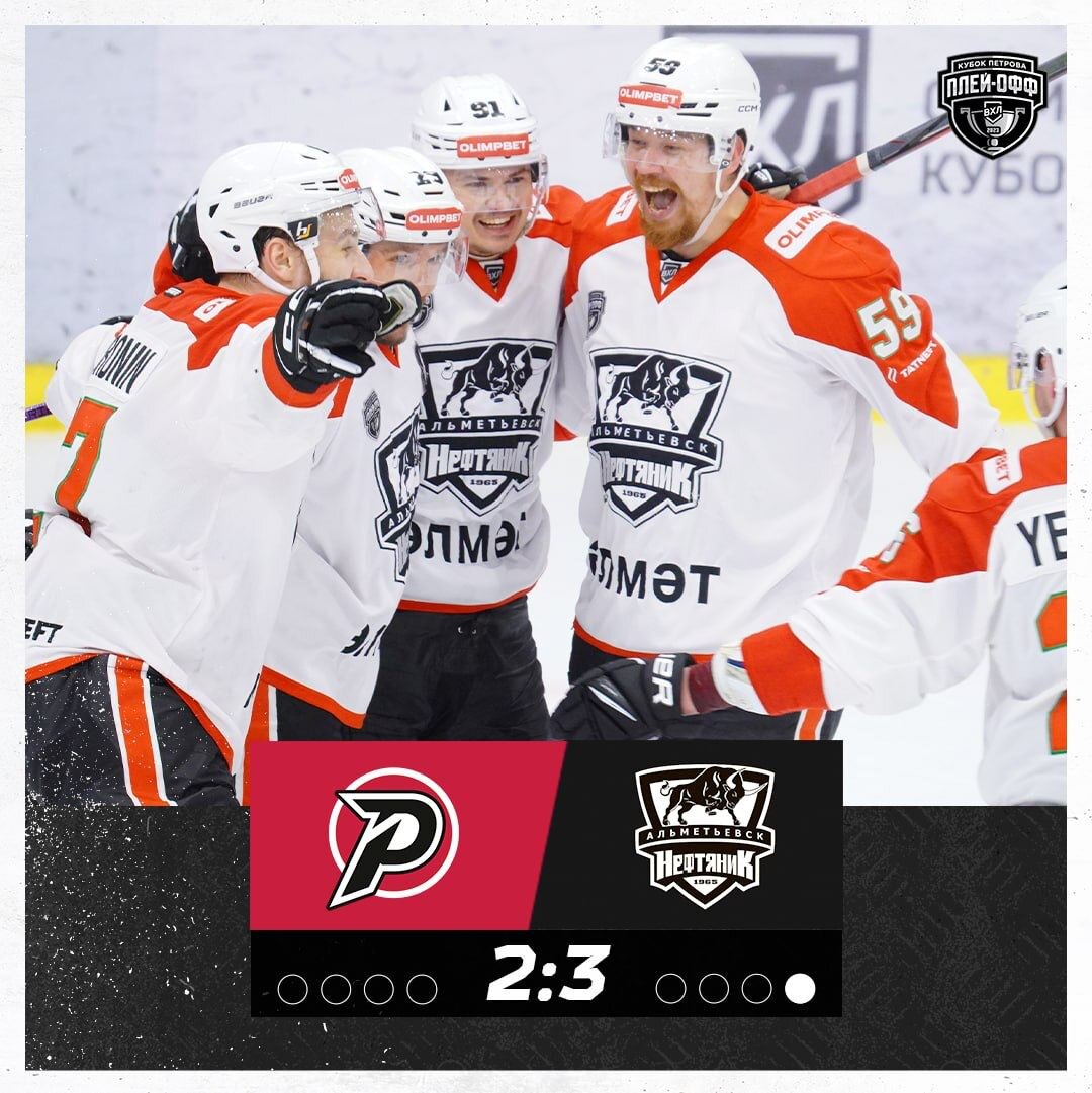 Нефтяник» начал встречу чуть более активно, однако на экваторе стартового периода счет в матче открыли хозяева. Денис Давыдов удачно расположился на пятаке, где и подкараулил отскок после броска от синей линии в исполнении Данила Мокрушева. Нападающий тюменцев вовремя сориентировался и в несколько касаний изящно сыграл на добивании, выведя «Рубин» вперед.

С минимальным преимуществом хозяев команды начали и второй период — впрочем, уже через 20 секунд «Нефтяник» сравнял счет, отличившись в большинстве. Денис Комков тоже ловко сыграл на пятаке, наказав тем самым «Рубин» за удаление в концовке предыдущего периода. Столь бодрое начало отрезка задало тон на всю двадцатиминутку, которая по итогу стала в матче определяющей.

Уже через три минуты и «рубиновые» показали свой класс в реализации лишнего, однако этот гол для команды оказался последним. «Нефтяник» же до перерыва успел забросить еще дважды. Ближе к экватору вновь помогло большинство — на сей раз гости реализовали его за несколько десятков секунд. Семен Терехов в касание замкнул поперечную передачу, восстановив на табло равенство. А еще через несколько минут — в середине основного времени — Михаил Мокин впервые в игре вывел «Нефтяник» в лидеры. Рядовой наброс от синей неожиданно для «Рубина» закончился пропущенной шайбой — настолько изящно капитан «Нефтяника» сыграл на подставлении.

Во второй половине игры «Нефтяник» комфортно играл по счету, при этом не увлекаясь глубокой обороной. Тем не менее, попытки «Рубина» отыграться гостям удавалось нивелировать, и со счетом 3:2 альметьевцы отпраздновали победу в стартовом матче серии.