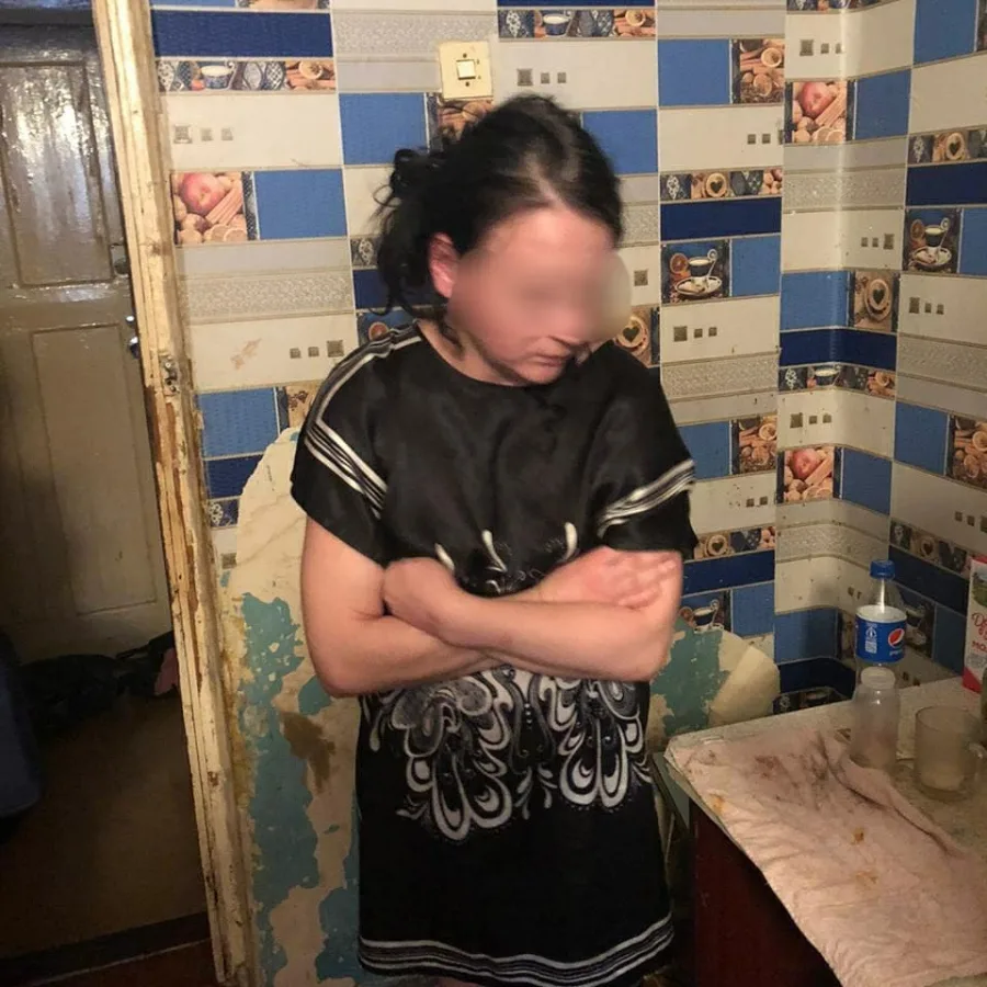 "Сначала это были только рюмки по вечерам, чтобы снять стресс", - вспоминает она, нервно теребя подол своего застиранного халата. 