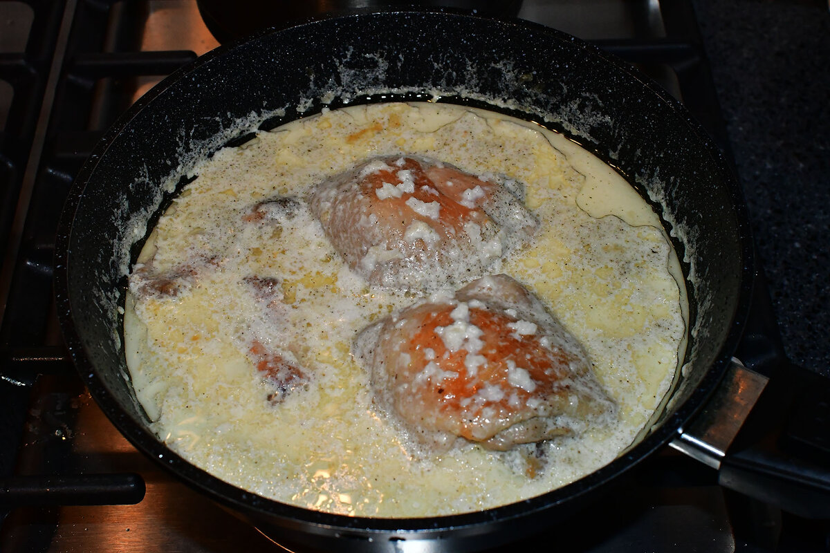Курица под сливочным соусом