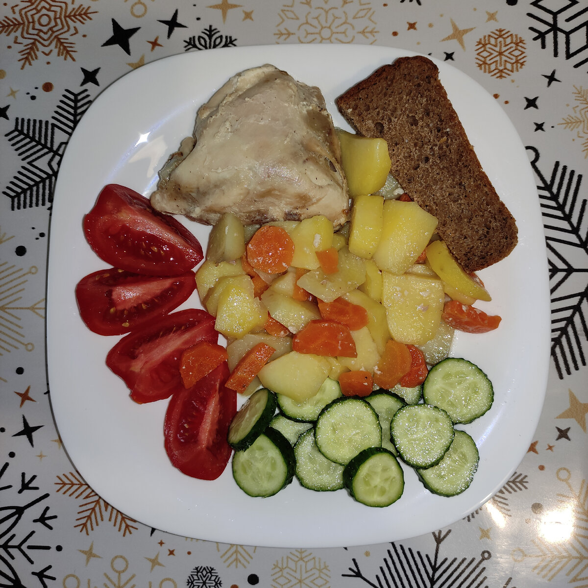 Куриное бедро без кожи запеченное в духовке с картофелем и морковью, свежие овощи, хлеб.