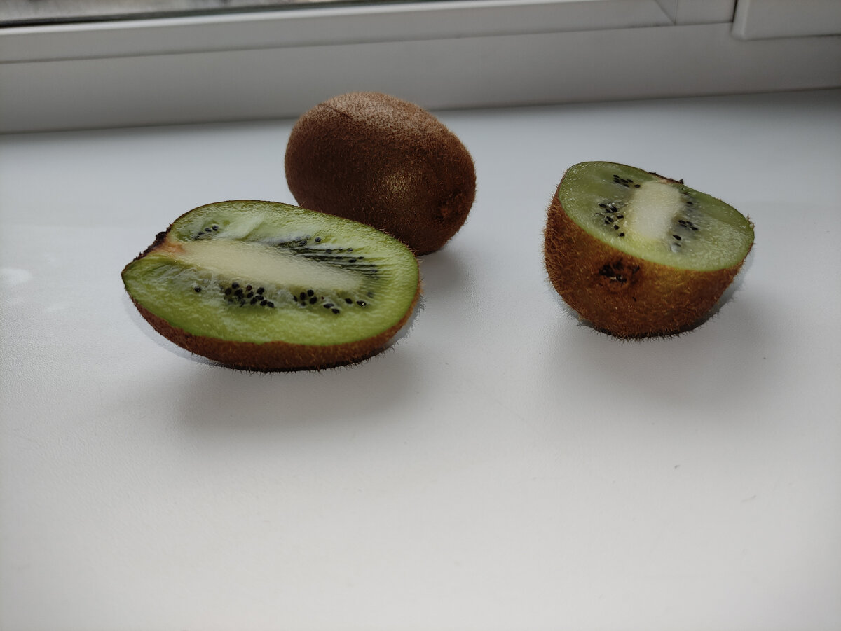 Киви купила детям, но оказались не очень спелые и сладкие, поэтому ем сама.