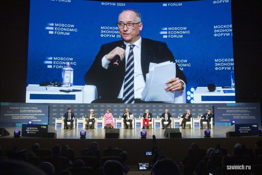 Модератор - Константин Бабкин, председатель Форума, совладелец завода Ростсельмаш. Фото Галины Савинич