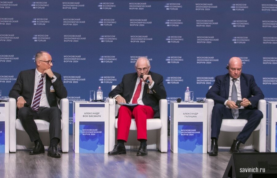 Выступает Александр фон Бисмарк, немецкий предприниматель, общественный деятель, основатель российско-немецкого общественного проекта «Бисмарк-диалог». Фото Галины Савинич