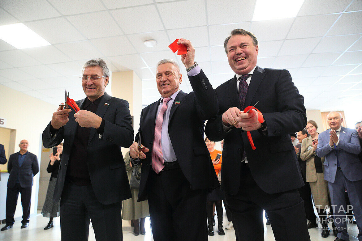 ​Перерезали красную ленту Айрат Фаррахов, Владимир Вавилов и Альмир Абашев. Фото: © Михаил Захаров / «Татар-информ»