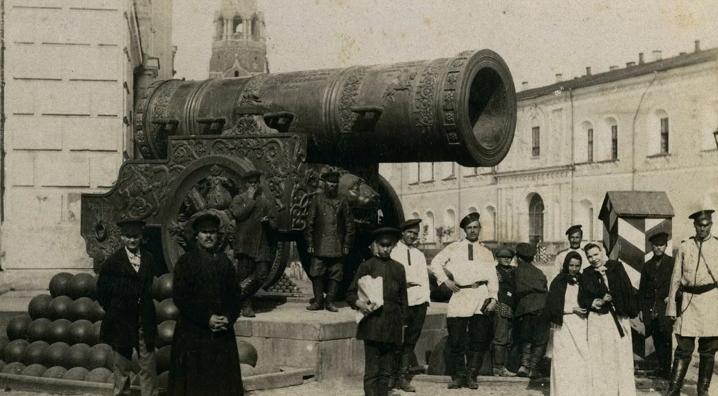 Среди многочисленных артиллерийских шедевров прошлого, Царь-пушка в Московском Кремле, несомненно, занимает особое место.