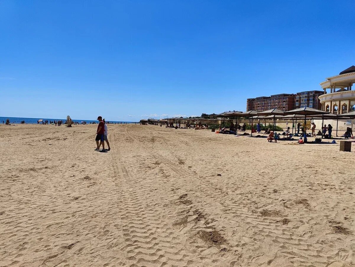 Пляж песчаный, хотя ближе к воде попадаются ракушки. Источник: Яндекс Карты, автор — Андрей Андриянов