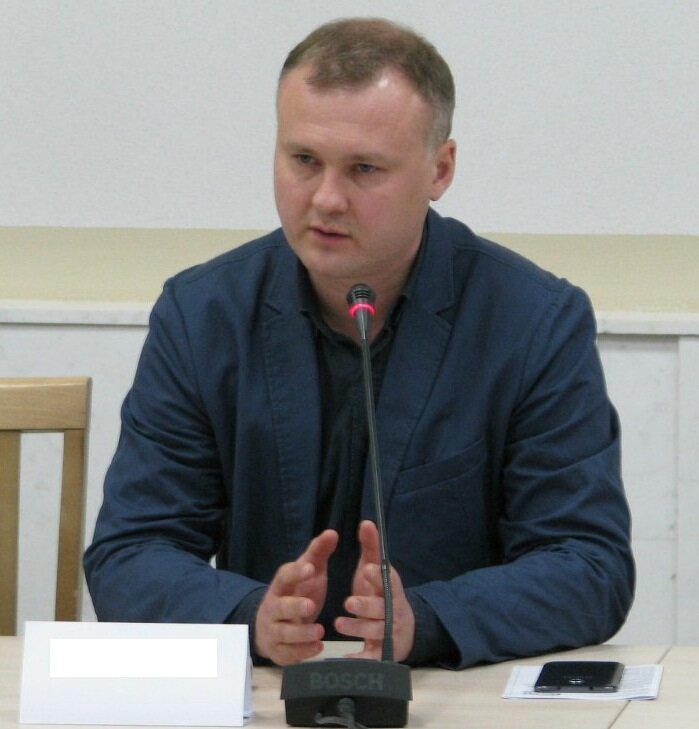 "Доля США в мировой экономике сокращается, Китая, Индии и целой группы "развивающихся экономик" растёт. Значение Западной Европы до недавнего времени увеличивалось за счёт структурных и качественных показателей, даже без значимого роста показателей. Политический вес при этом долгое время не менялся и всё более приходил в противоречие с экономическими возможностями. Сознание, как и персональное так и общественное, отражает происходящие изменения далеко не в режиме реального времени, имеет место значительная инерция; то, как общество представляет себе мировой расклад сил, это неизбежно ситуация некоторого прошлого. В данном случае это США уже давно не обладают теми же возможностями, которые были у них во времена Холодной войны, а ряд стран, такие как Китай, Индия, Россия, Иран, Саудовская Аравия, Бразилия и много других, уже не являются разрушенными или развивающимися экономиками, обладают возможностью не допускать внешнего воздействия на себя и проецировать во вне свои силы, однако это недолгое время не отражалось ни в каких внешних изменениях мировых политических институтов и представлениях массовой политической культуры. Такое противоречие может происходить достаточно долго, но не бесконечно. Рано или поздно накопившийся запас взаимных претензий приведёт к конфликту и перестройке системы. При этом процесс перестройки системы, напротив, идёт с опережением. Так американские элиты, предвосхищая развитие ситуации, действуют на опережение, они понимают — когда их только попросили учесть интересы других крупных игроков, существующих на планете, они уже видели ситуацию, когда их убирают на вторые, третьи роли через несколько шагов. Данная ситуация для них очевидно супер-травматична и психологически неприемлема. Сложно судить чего здесь больше - психологии или экономического расчёта, вероятно оба фактора достаточно значимы.
