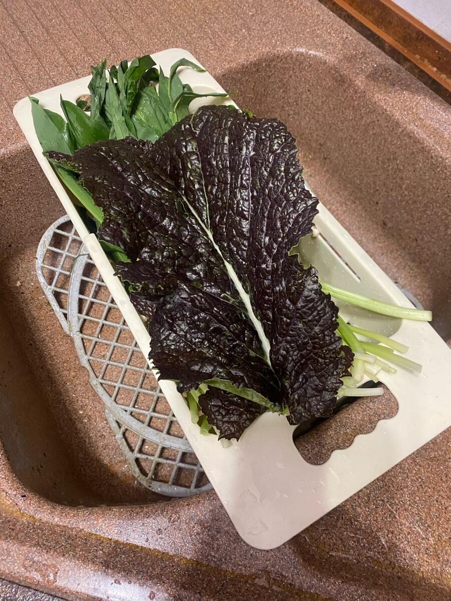 Можно добавить лист горчицы, он придаст соусу горчинку.