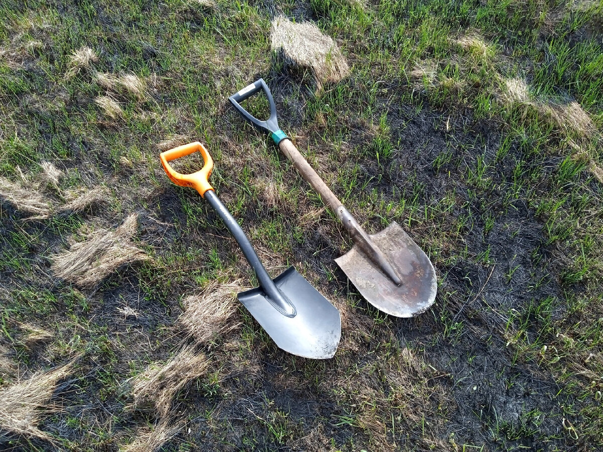 Fiskars Solid и классическая штыковая лопата с укороченным черенком.