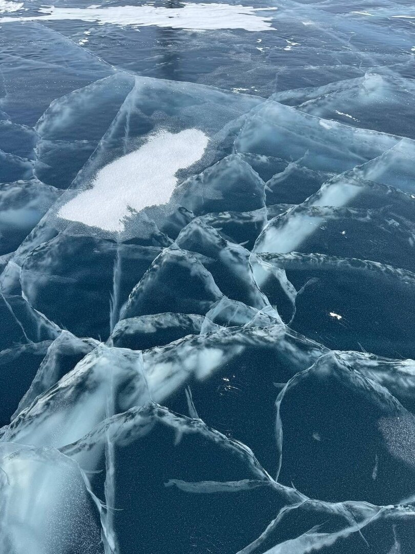 Февраль и начало марта – это царство льда на Байкале. Байкальский лед, очень чистый, почти прозрачный, уже стал настоящим зимним брендом. Запечатлеть волшебные ледяные пейзажи едут тысячи туристов.-2-3