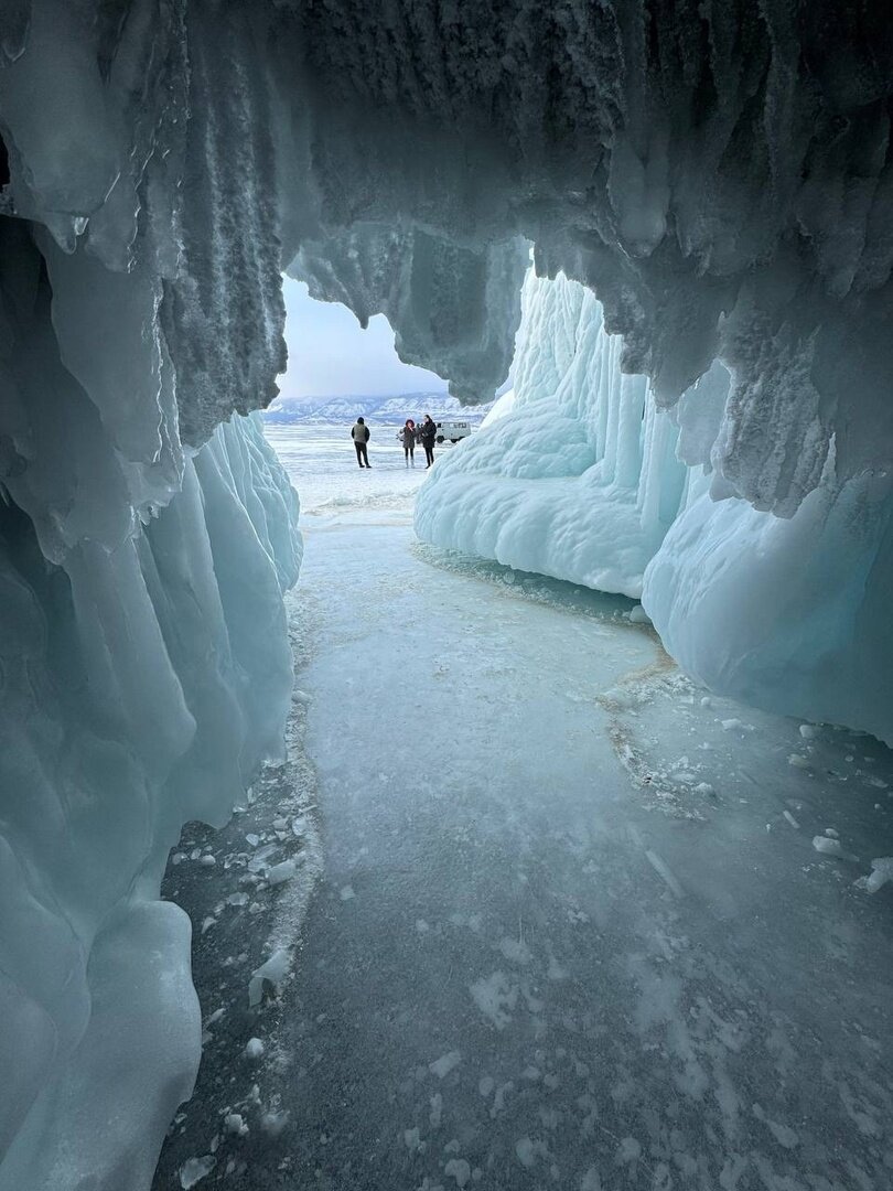 Февраль и начало марта – это царство льда на Байкале. Байкальский лед, очень чистый, почти прозрачный, уже стал настоящим зимним брендом. Запечатлеть волшебные ледяные пейзажи едут тысячи туристов.-2-2