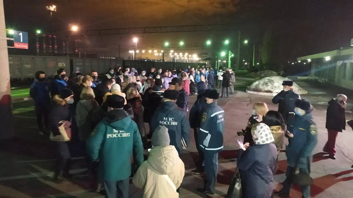     Местных жителей экстренно эвакуируют на автобусах, сообщили в администрации Орска.