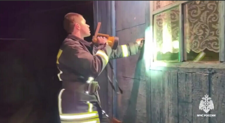    На месте частичного прорыва дамбы в Орске работают спасательные службы и техника Андрей Севостьянов