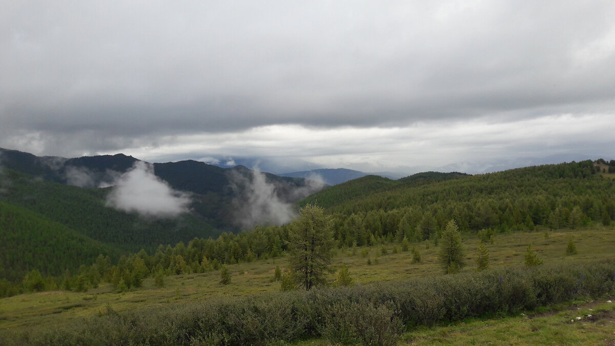 Справа скалки, на которых я лазила днём раннее