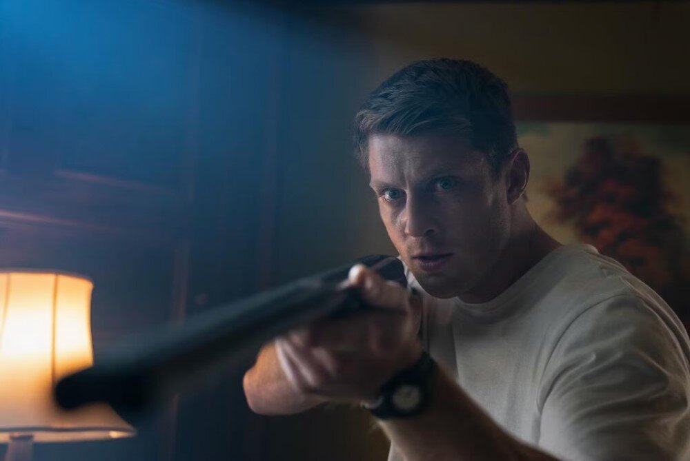     Питер Клэффи, кадр из сериала «Крушение» (2022-н.в.)