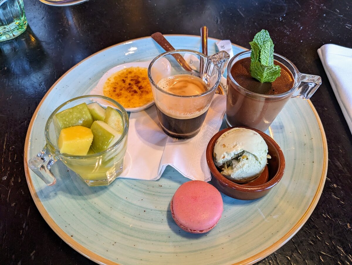 Café gourmand: эспрессо с набором маленьких мини-десертов