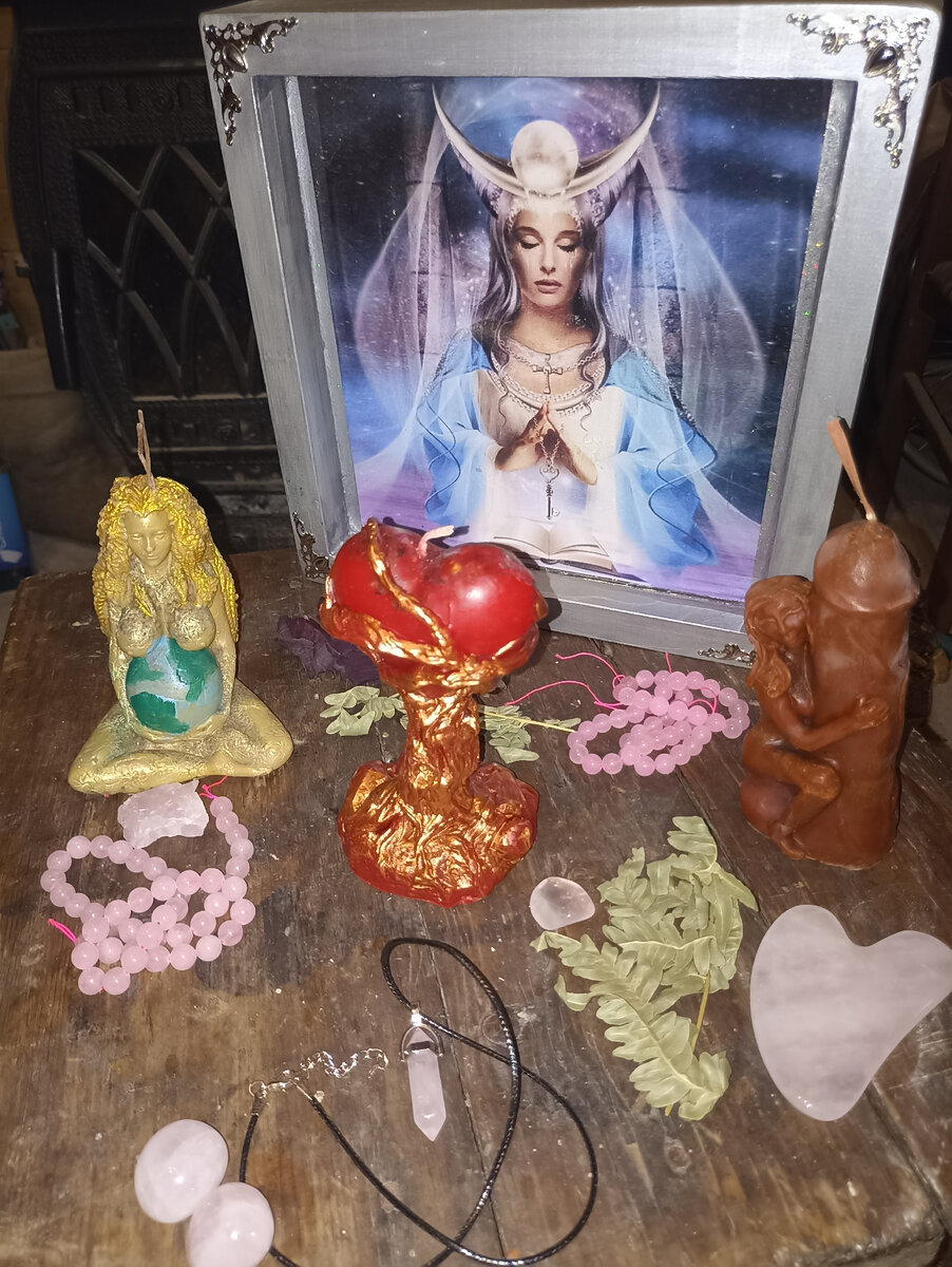 Свечи на любовь хорошо усиливаются заряженным розовым кварцем и папоротником собранным ранним утром на Ивана купала 