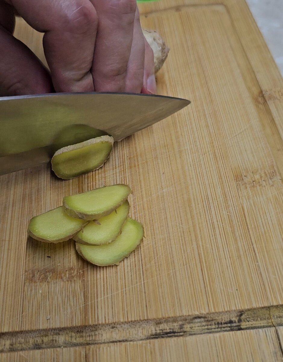 Тонкими слайсами нарезаем корень имбиря
