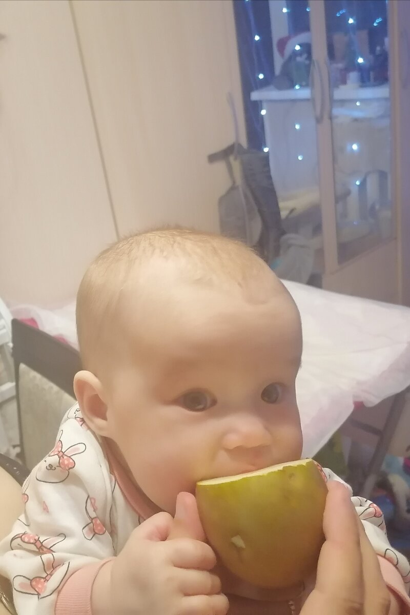 Вцепилась в грушу и не отдает