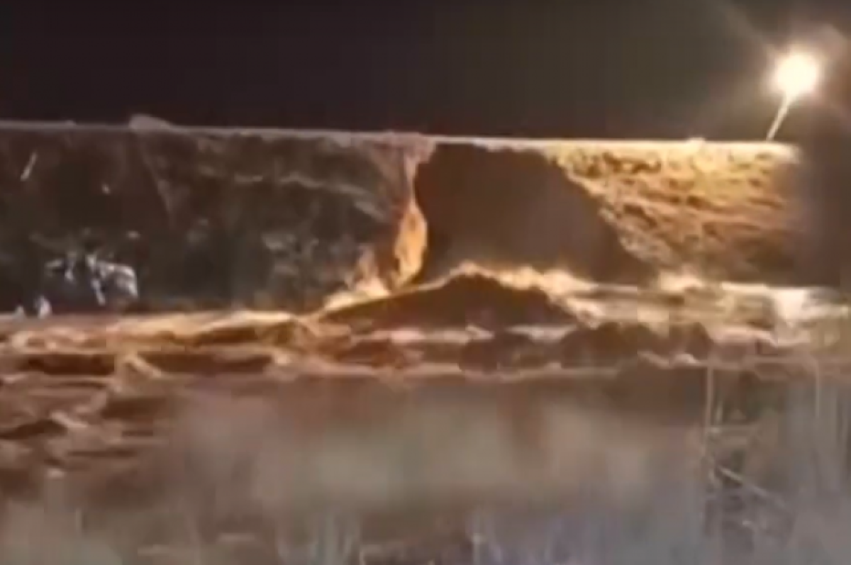    Момент прорыва дамбы в Орске попал на видео