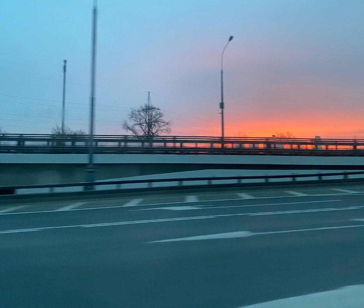 Сегодняшний рассвет в Москве. 5.45 утра. Фото автора 