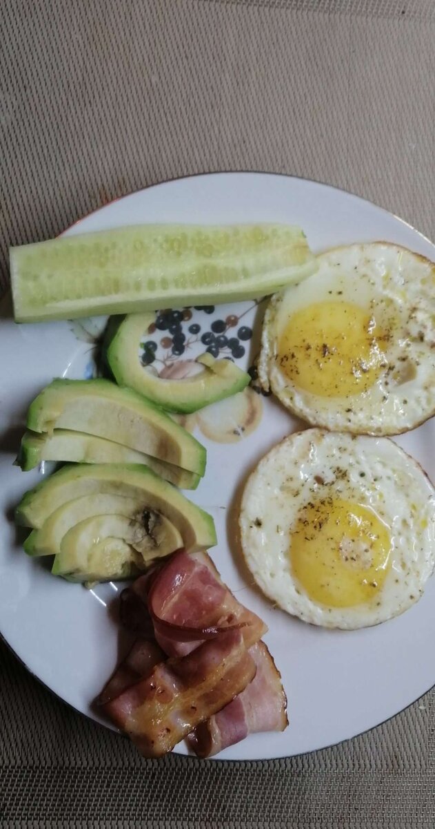 Иногда делаю вот такие красивые яички, есть специальная сковородка.