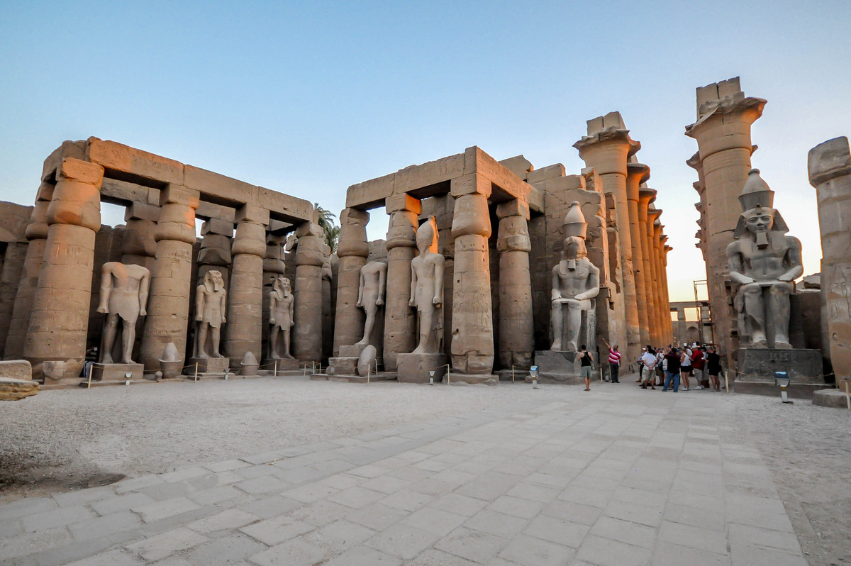 Луксорский храм — одна из самых захватывающих и исторически значимых достопримечательностей Египта.