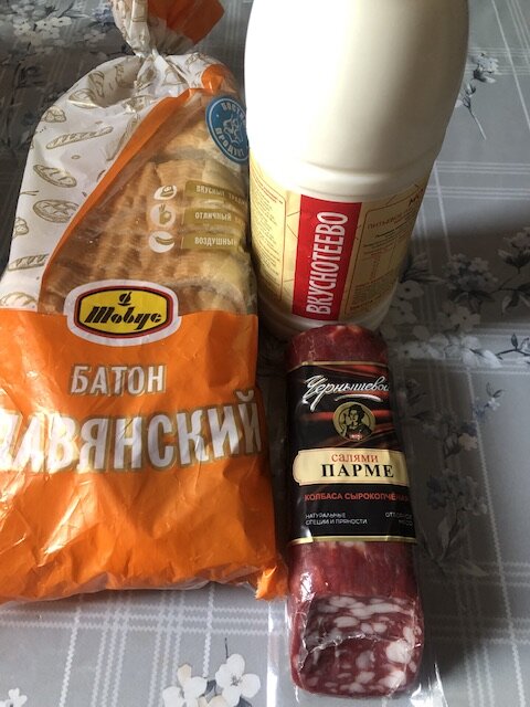 Колбасу на бутерброды.