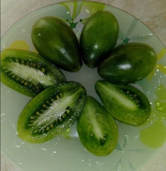 Вот так они выглядят уже в спелом виде) Как киви по цвету.