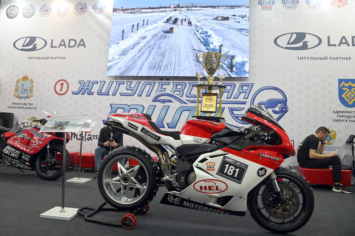 Великолепная литровая MV Augusta F4 под управлением Михаила Любимова стала самым быстрым транспортным средством всей нынешней "Жигулёвской мили" и смым быстрым из мотоциклов прошлогодней "Байкальской мили". 