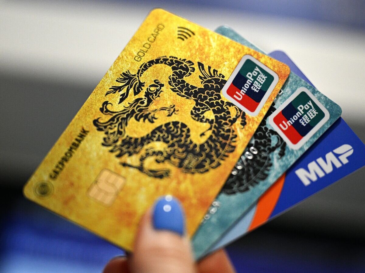    Девушка держит в руках банковские карты © РИА Новости . Рамиль Ситдиков