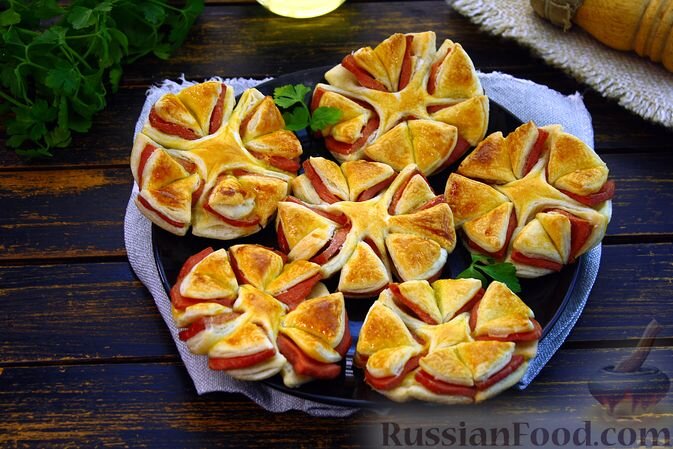 колбаса варёная, тесто слоёное замороженное, яйца, масло растительное, мука