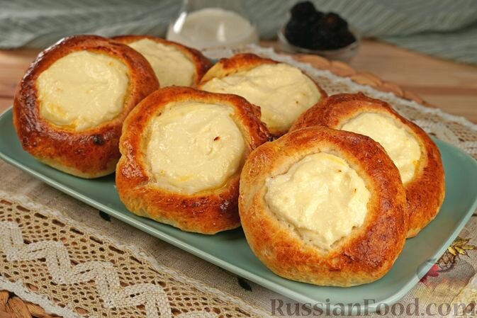 молоко, масло растительное, сахар, мука, дрожжи сухие, соль, творог, яйца, сахар ванильный