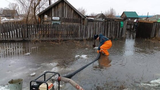    Вода подтапливает Старый город в Орске Андрей Бурков