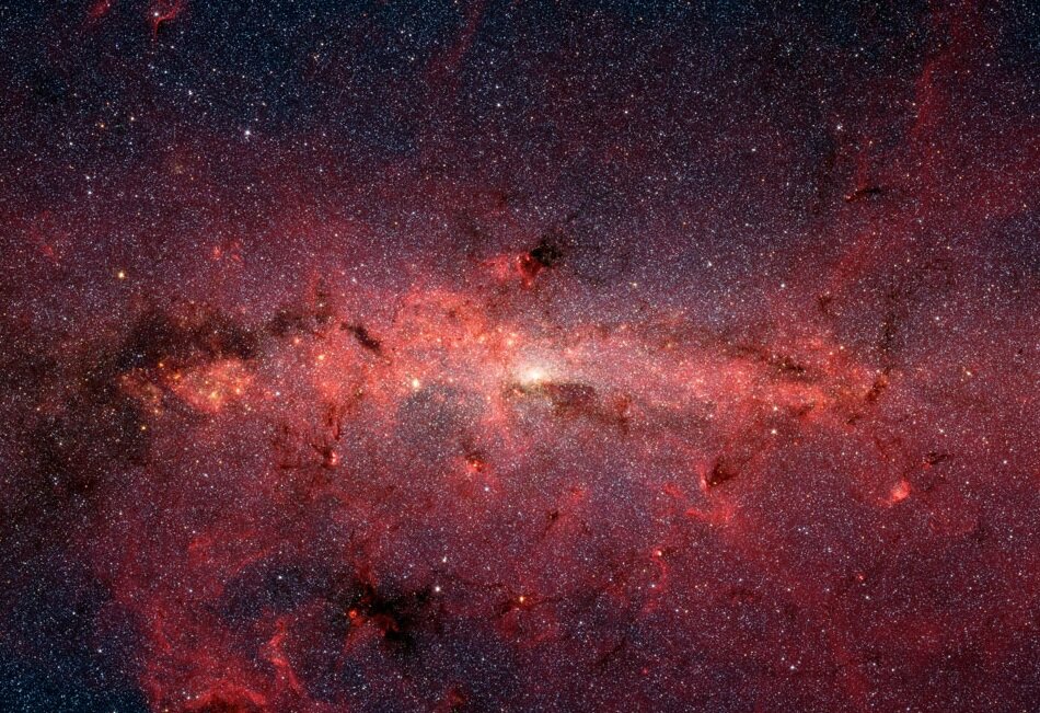 Центральная часть галактики Млечный Путь в инфракрасном диапазоне. Ширина изображения – 900 световых лет