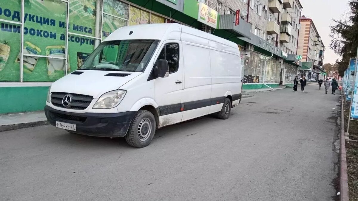     Трагедия произошла в пятницу вечером в Заводоуковске. На улице Первомайской водитель Mercedes сбил насмерть 85-летнюю пенсионерку во время движения задним ходом.