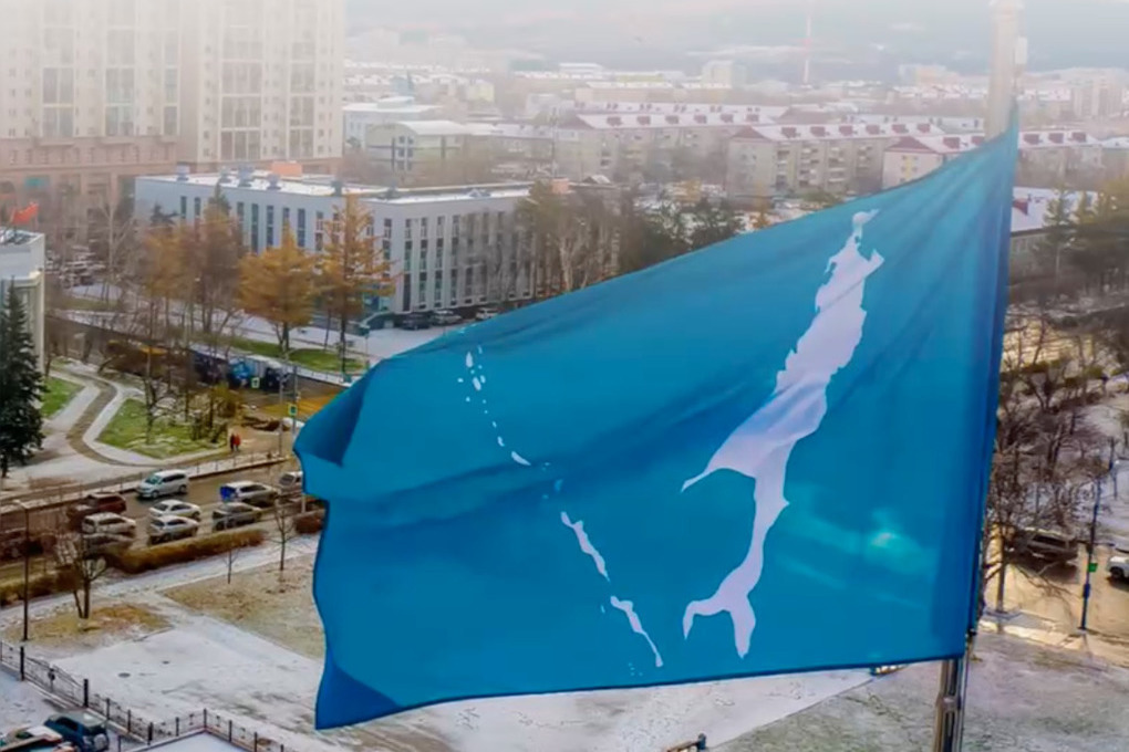 Параааааааад! смирно!. Поднятие флага в школе. Флаг смирных. Герб пгт смирных сахалинская обл. Сахалин герб и флаг.